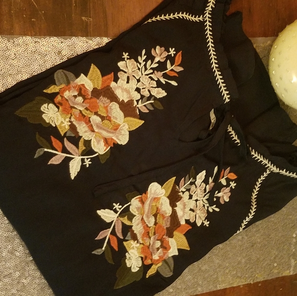 Gorgeous embroidered blouse. - Picture 3 of 4